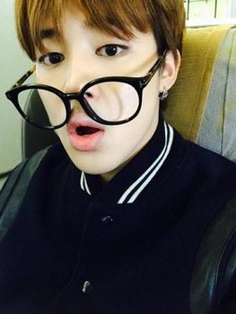 Medium_46310_jimin-with-glasses-is-my-weakness