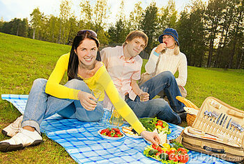 Medium_friends-picnic-5074493